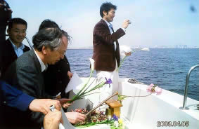 東京湾へ散骨の儀式