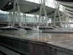 ずらり新幹線車両が並んだ（北京南駅）