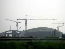 広州アジア大会一色のメインスタジアム工事現場。