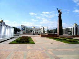 ビシュケク大統領官邸前の広場（チューリプ革命現場）