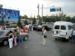 白タクを待つカザフの人々