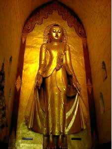 マンダレーの釈迦立像
