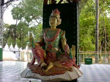 バガン寺院の座像