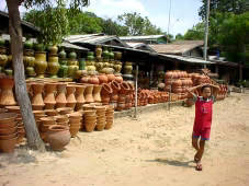 ヤンゴン郊外「壷と子供」