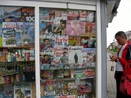 キオスクはポルノ系雑誌が目立つ。