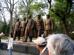 中庭には毛沢東ら五人の銅像