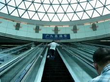 香港へ向う国際列車の入り口は別。広州東駅。